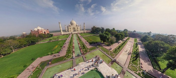 Taj Mahal đổi từ màu trắng vào ban ngày sang màu hồng khi hoàng hôn xuống và ánh lên màu bạc dưới ánh trăng.